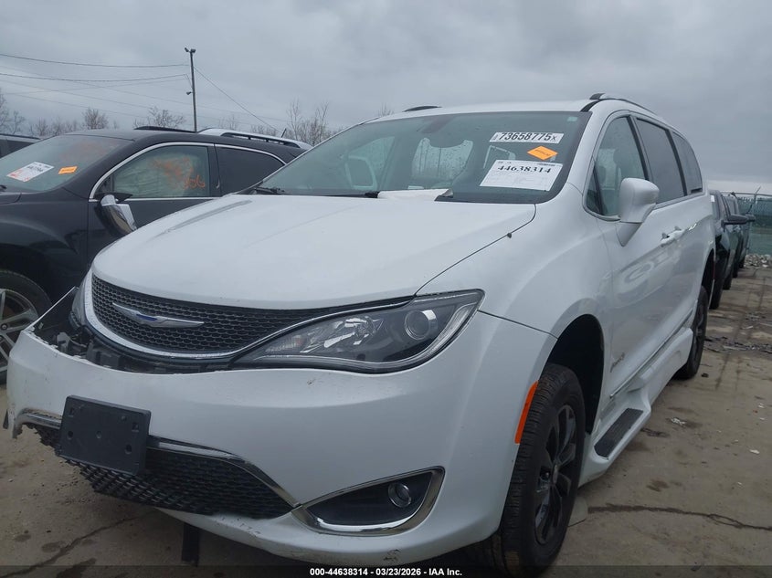 2018 Chrysler Pacifica Touring L 2C4RC1BG5JR305743 photo 1