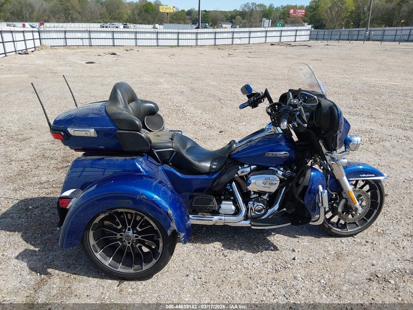 2017 Harley-Davidson Flhtcutg Tri Glide Ultra VIN: 1HD1MAD10HB859427 Lot: 44639142