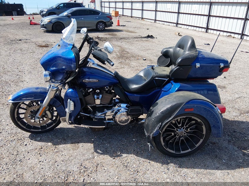 2017 Harley-Davidson Flhtcutg Tri Glide Ultra VIN: 1HD1MAD10HB859427 Lot: 44639142