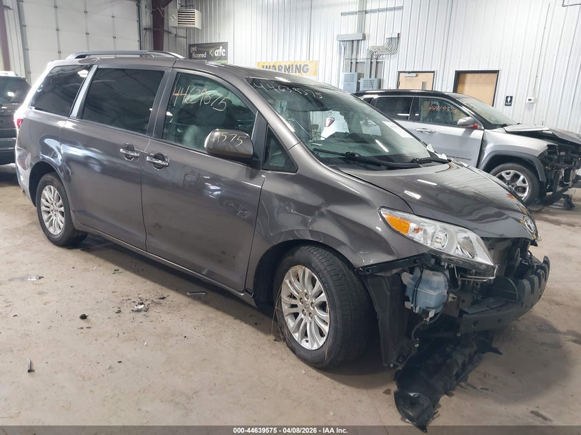 2016 Toyota Sienna Xle 8 Passenger