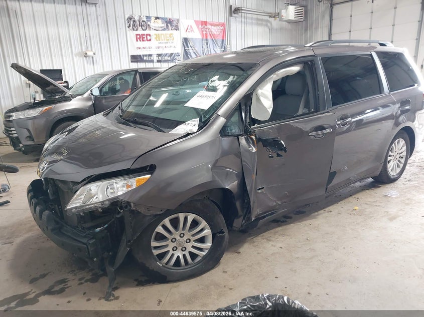 2016 Toyota Sienna Xle 8 Passenger