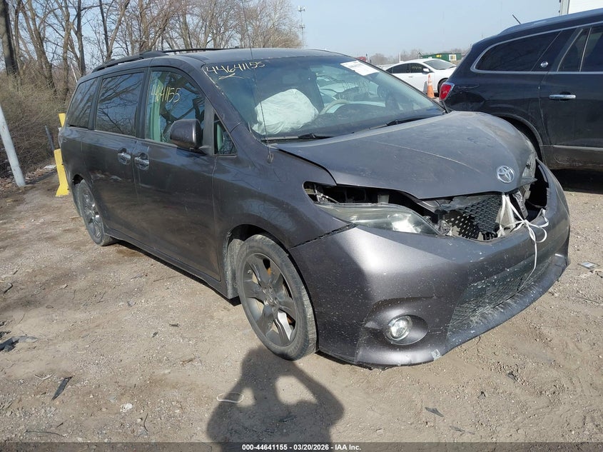 2014 Toyota Sienna Se 8 Passenger