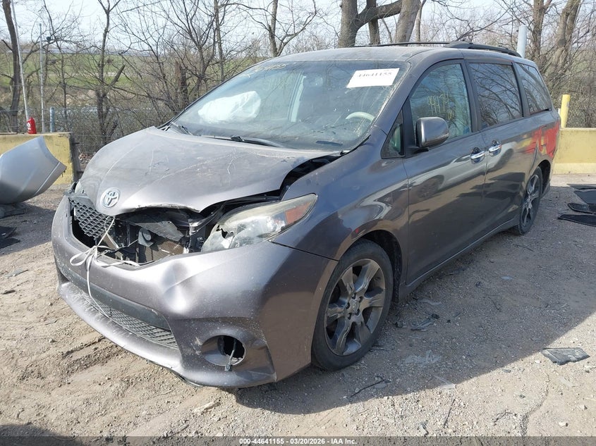 2014 Toyota Sienna Se 8 Passenger