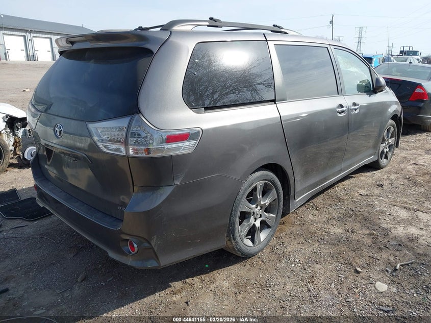 2014 Toyota Sienna Se 8 Passenger
