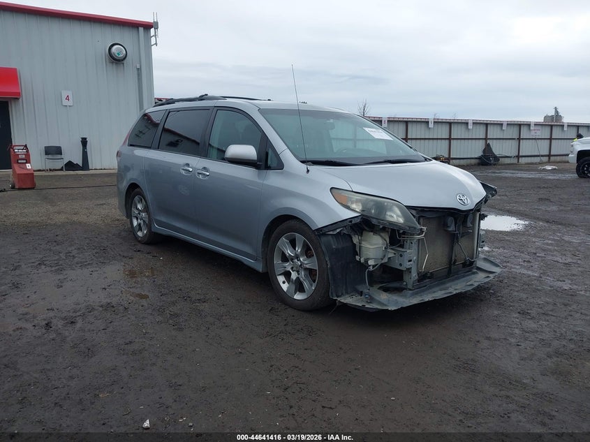 2013 TOYOTA SIENNA SE 8 PASSENGER