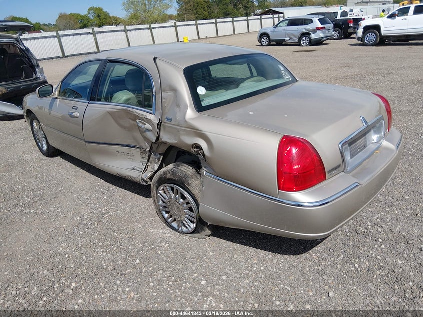 2006 Lincoln Town Car Signature Limited
