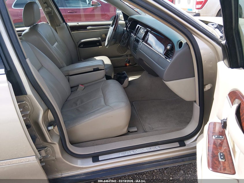 2006 Lincoln Town Car Signature Limited