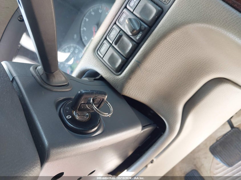 1998 Volvo V70 T5 VIN: YV1LW5348W3344930 Lot: 44642646