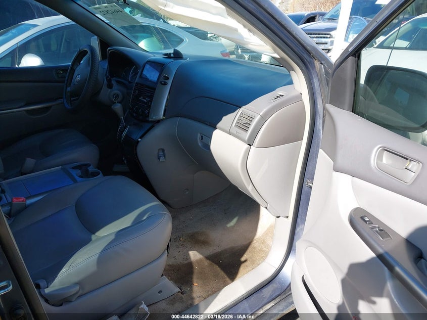 2008 TOYOTA SIENNA auction photo 5
