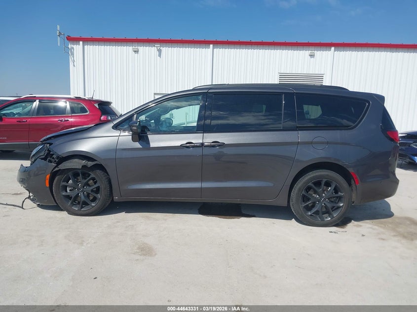 2022 Chrysler Pacifica - view 15