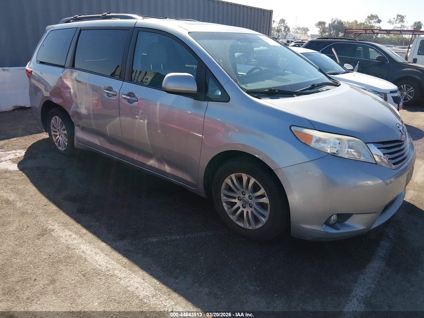 2016 Toyota Sienna Xle Premium 8 Passenger
