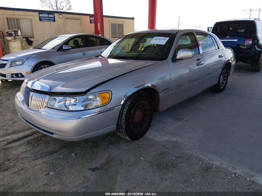 2000 Lincoln Town Car Signature