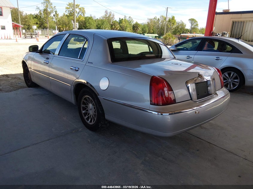 2000 Lincoln Town Car Signature