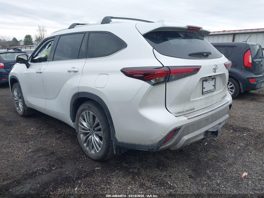 2026 Toyota Highlander Hybrid Platinum