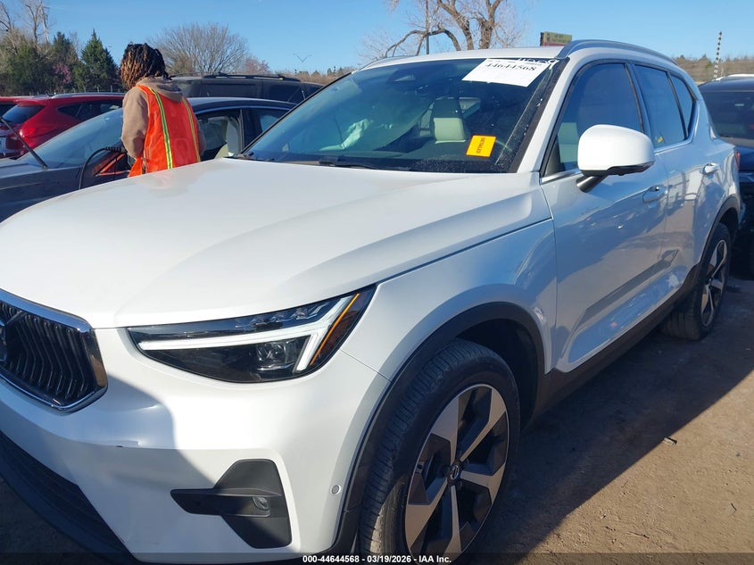 2025 Volvo Xc40 B5 Plus Bright Theme VIN: YV4L12UE2S2574809 Lot: 44644568