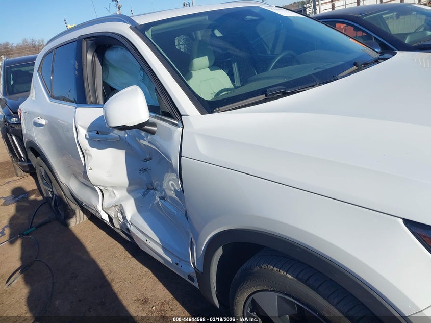 2025 Volvo Xc40 B5 Plus Bright Theme VIN: YV4L12UE2S2574809 Lot: 44644568