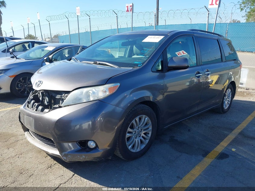 2016 Toyota Sienna Xle 8 Passenger