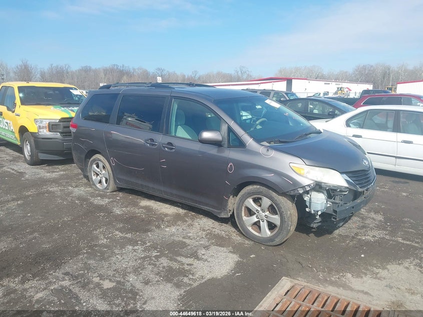 2014 Toyota Sienna Le V6 8 Passenger