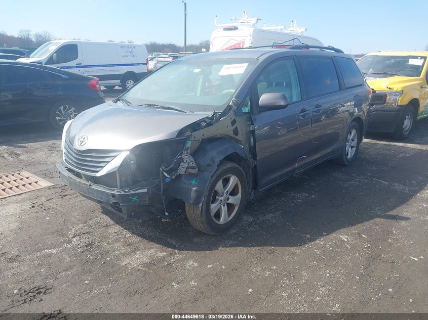 2014 Toyota Sienna Le V6 8 Passenger
