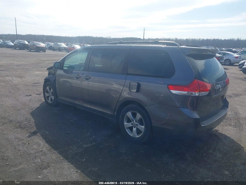 2014 Toyota Sienna Le V6 8 Passenger