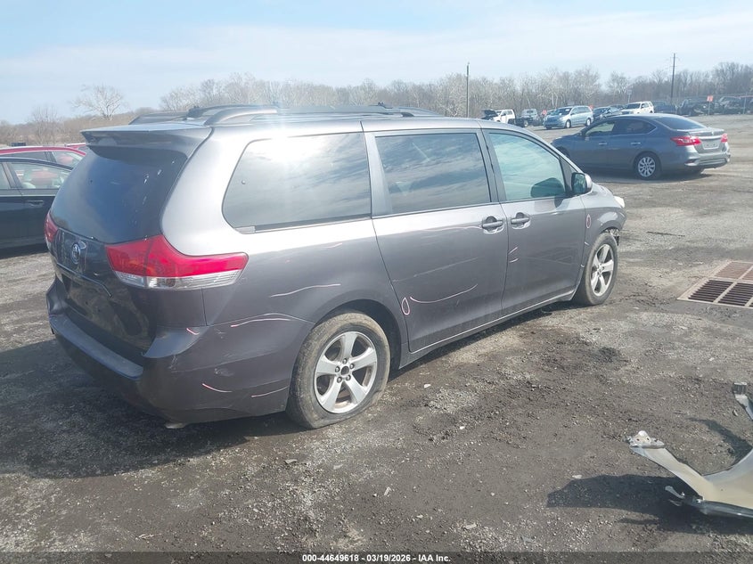 2014 Toyota Sienna Le V6 8 Passenger
