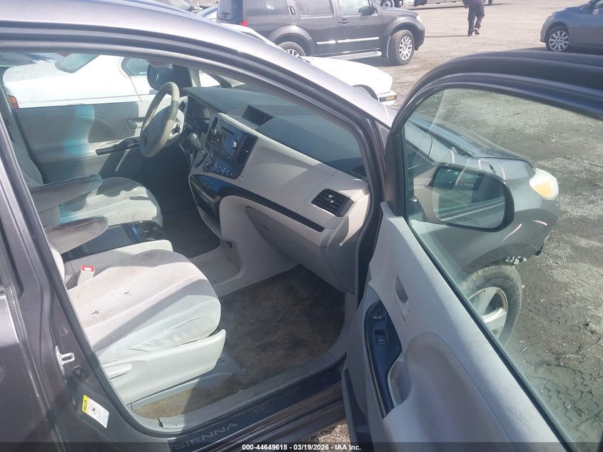 2014 Toyota Sienna Le V6 8 Passenger