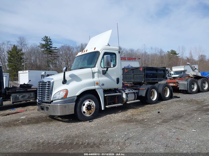 2018 FREIGHTLINER CASCADIA 125 auction photo 2