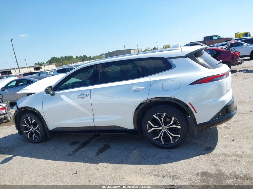 2025 Toyota Crown Signia Xle VIN: JTDACAAJ1S3004939 Lot: 44650321