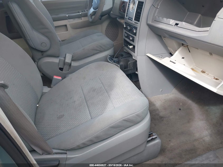 2010 Chrysler Town & Country Lx