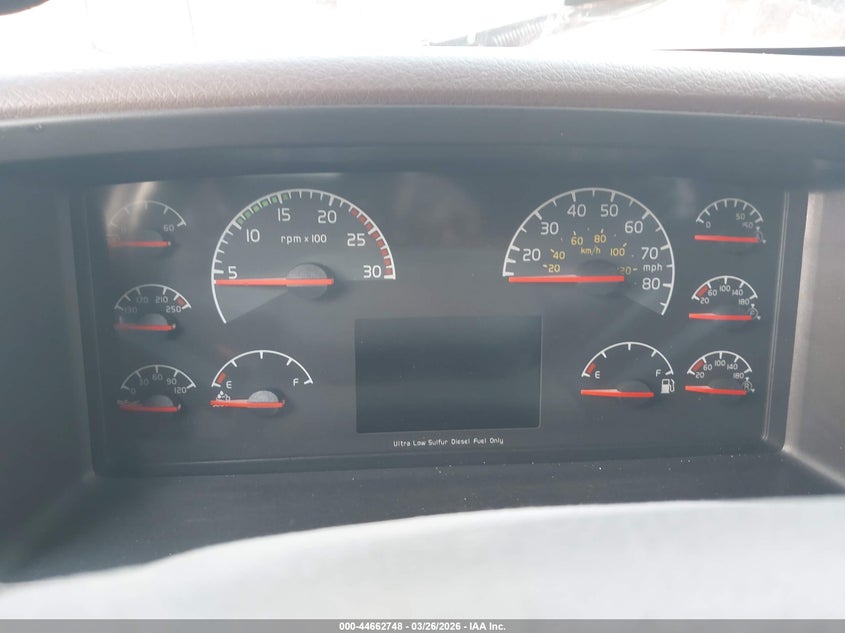 4V4NC9EH2EN175106 2014 Volvo Vn Vnl red