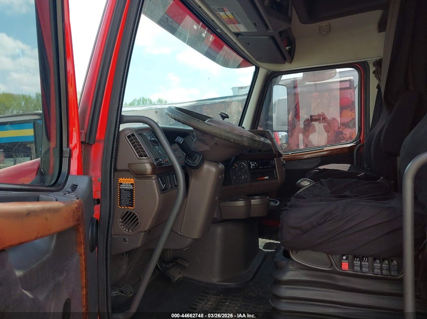 4V4NC9EH2EN175106 2014 Volvo Vn Vnl red