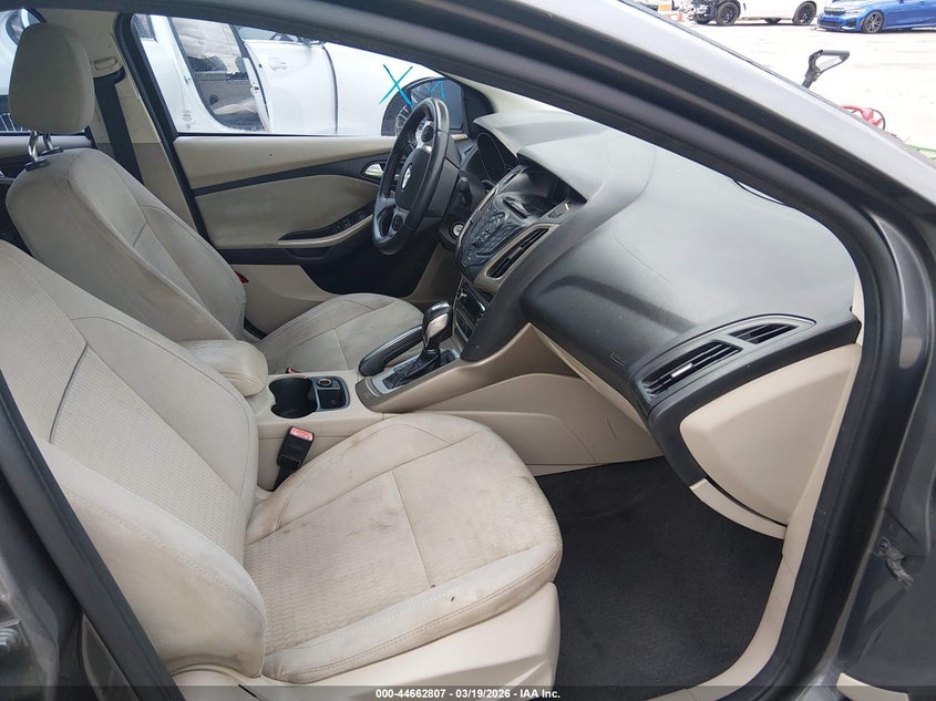 1FAHP3H23CL357722 2012 Ford Focus 2.0 Sel grey