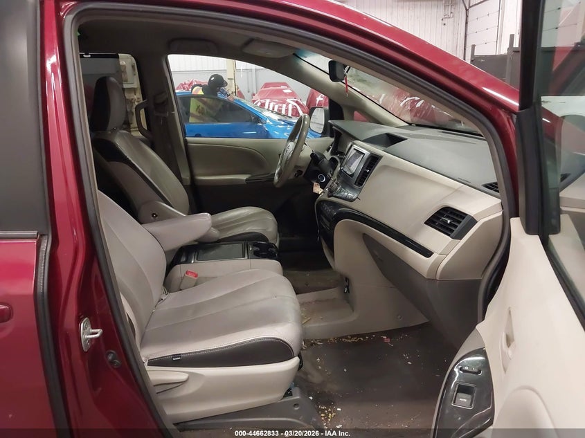 2013 Toyota Sienna Le V6 8 Passenger