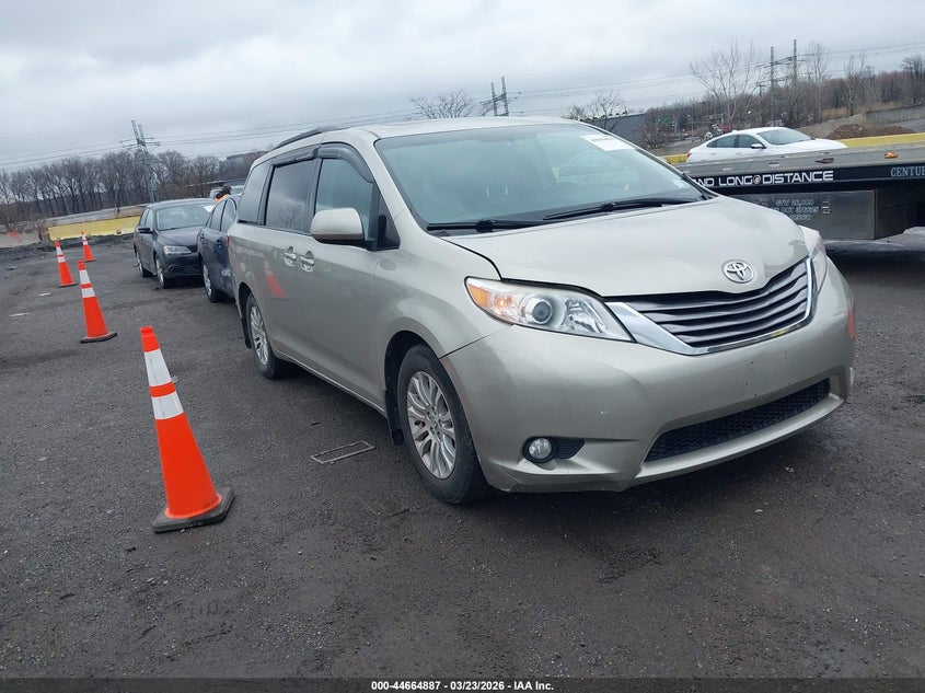 TOYOTA SIENNA XLE 8 PASSENGER 2017