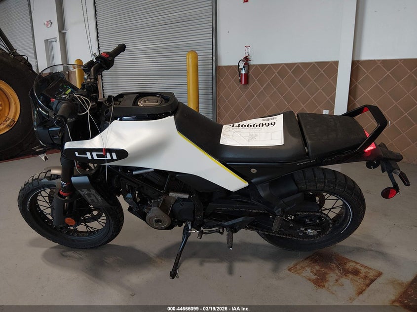 2024 Husqvarna Vitpilen 401/Svartpilen 401 VIN: MD2JUJ408RN208131 Lot: 44666099