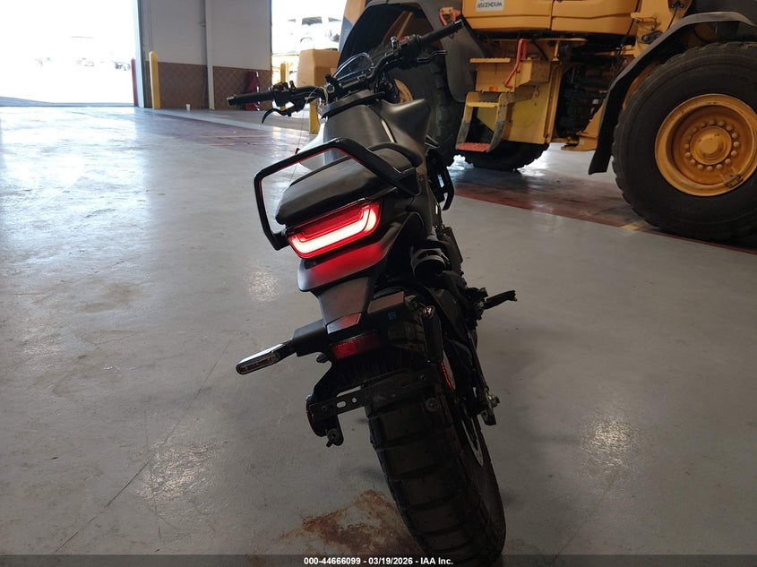 2024 Husqvarna Vitpilen 401/Svartpilen 401 VIN: MD2JUJ408RN208131 Lot: 44666099