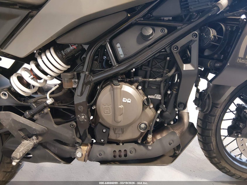 2024 Husqvarna Vitpilen 401/Svartpilen 401 VIN: MD2JUJ408RN208131 Lot: 44666099