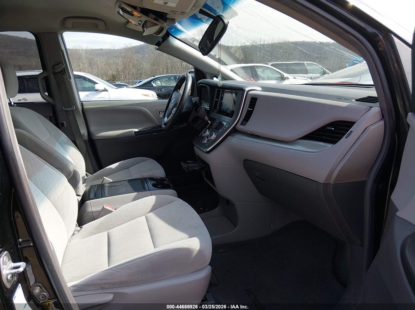 2017 Toyota Sienna Le 7 Passenger
