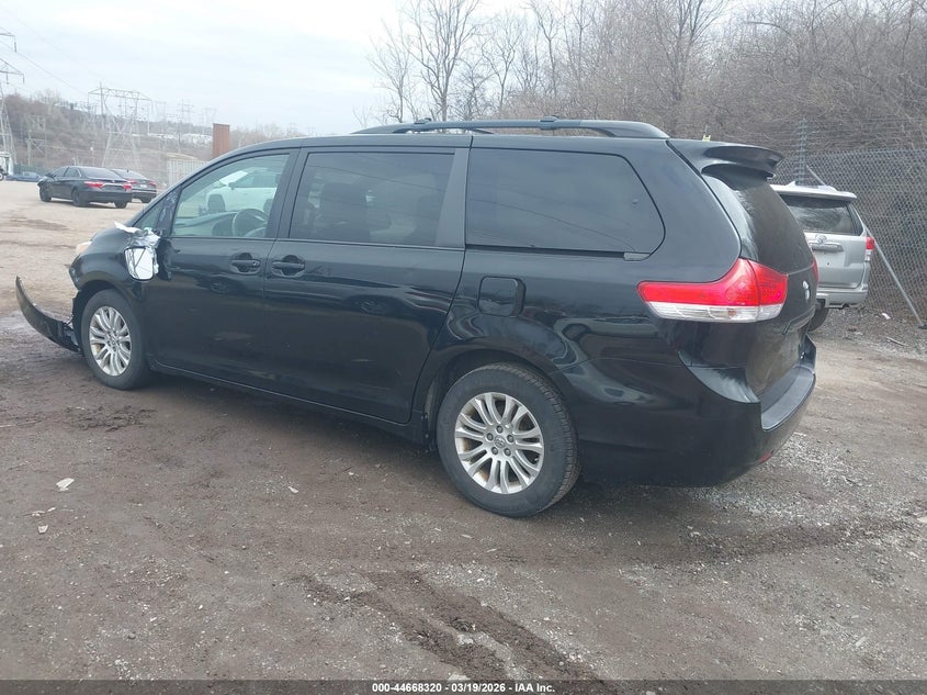 2014 Toyota Sienna Xle V6 8 Passenger