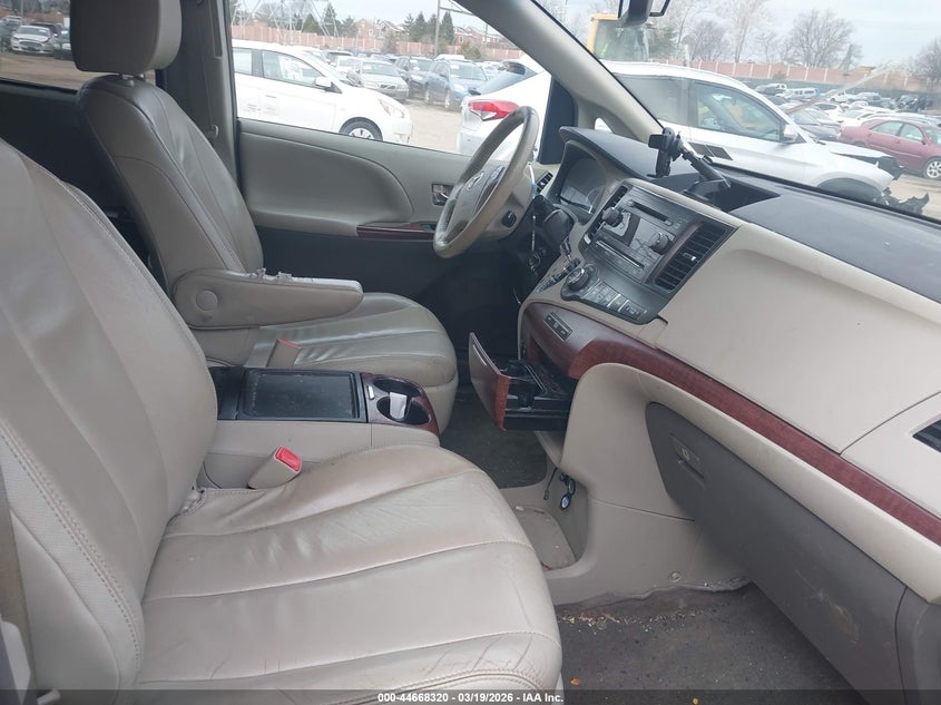 2014 Toyota Sienna Xle V6 8 Passenger