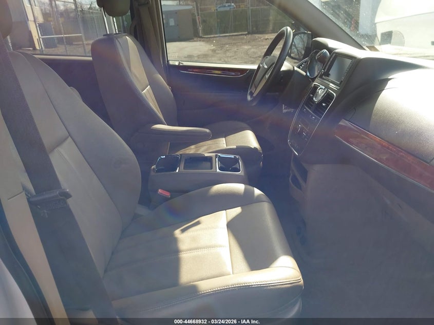 2016 Chrysler Town & Country Touring