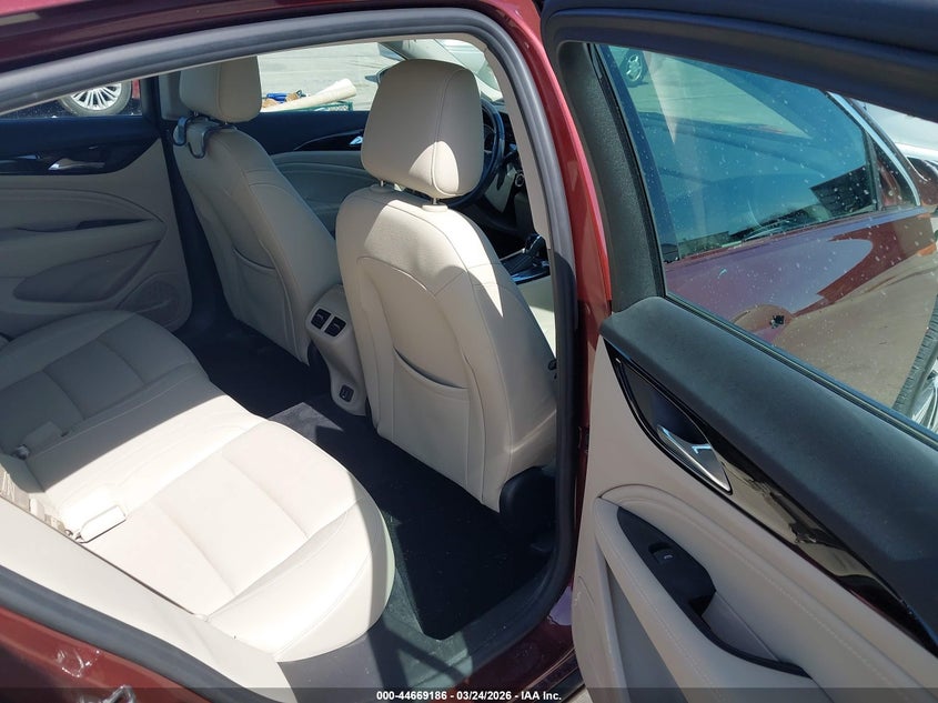 2018 Buick Regal Sportback Essence VIN: W04GP6SX6J1066663 Lot: 44669186