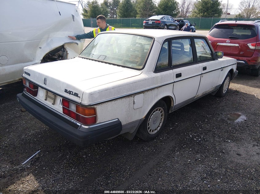 1992 VOLVO 240 auction photo 4