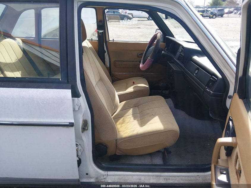1992 VOLVO 240 auction photo 5