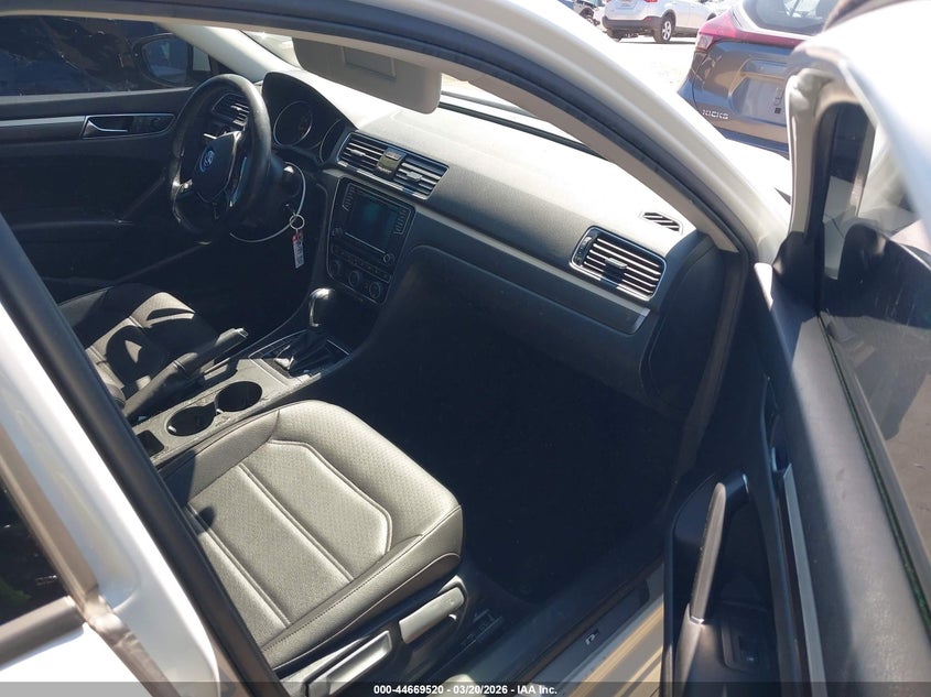 2018 Volkswagen Passat 2.0T R-Line/2.0T S