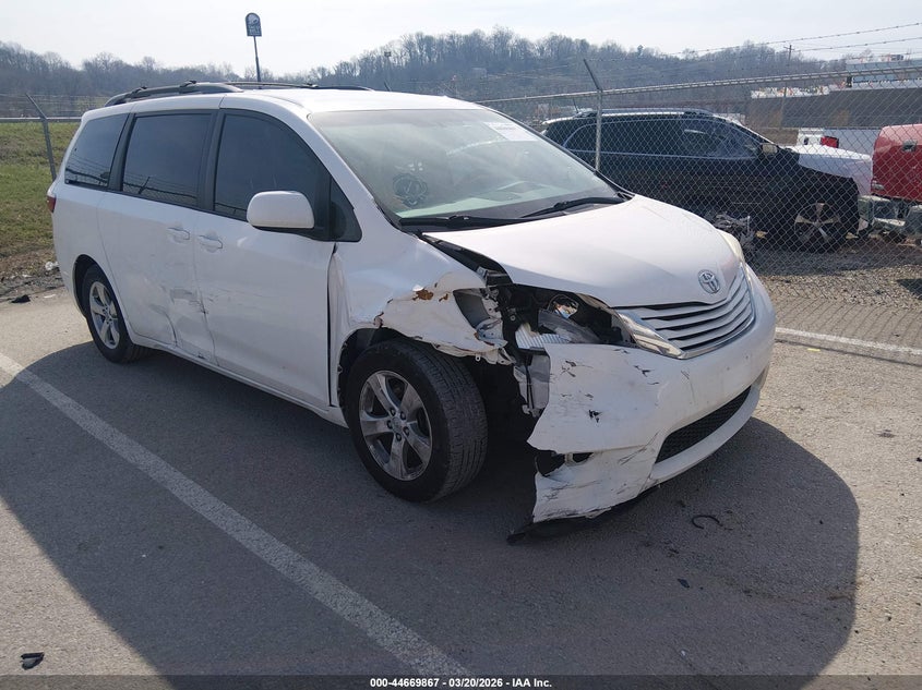 2016 Toyota Sienna Le 8 Passenger