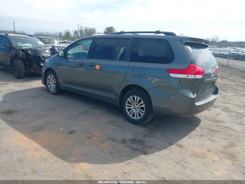 2014 Toyota Sienna Xle V6 8 Passenger