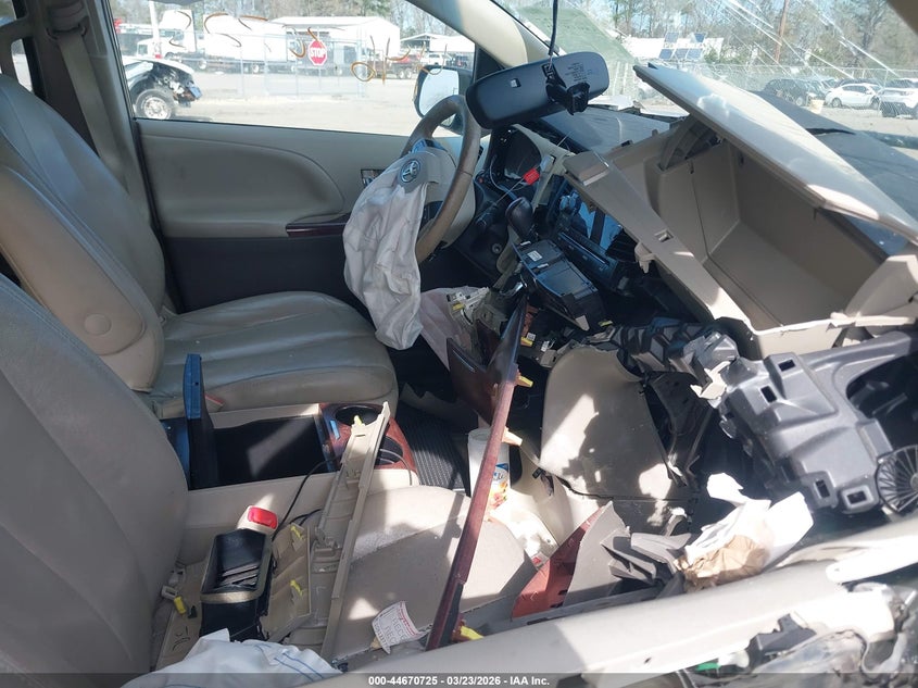 2014 Toyota Sienna Xle V6 8 Passenger