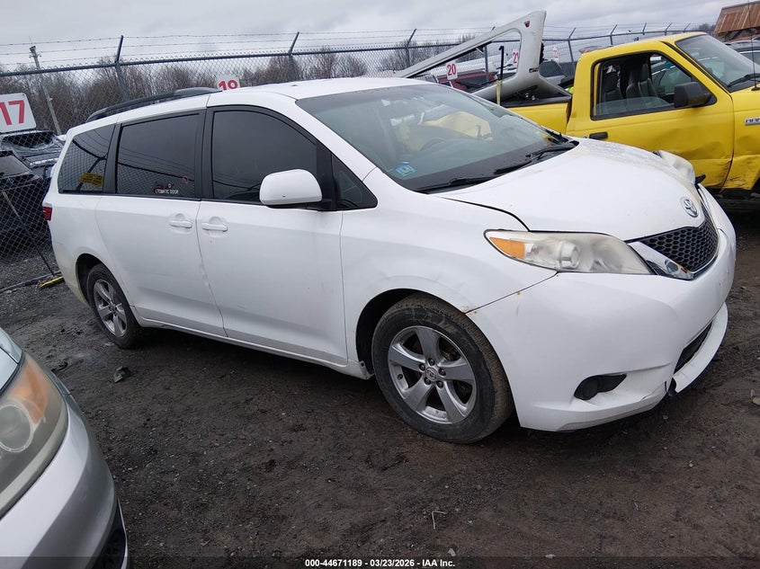2015 Toyota Sienna Le 8 Passenger