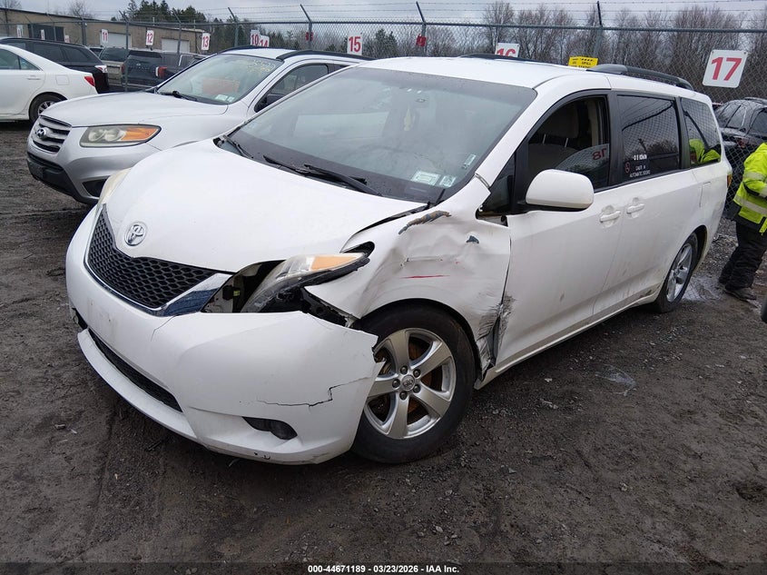 2015 Toyota Sienna Le 8 Passenger
